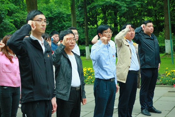 一群人站在街道上描述已自动生成