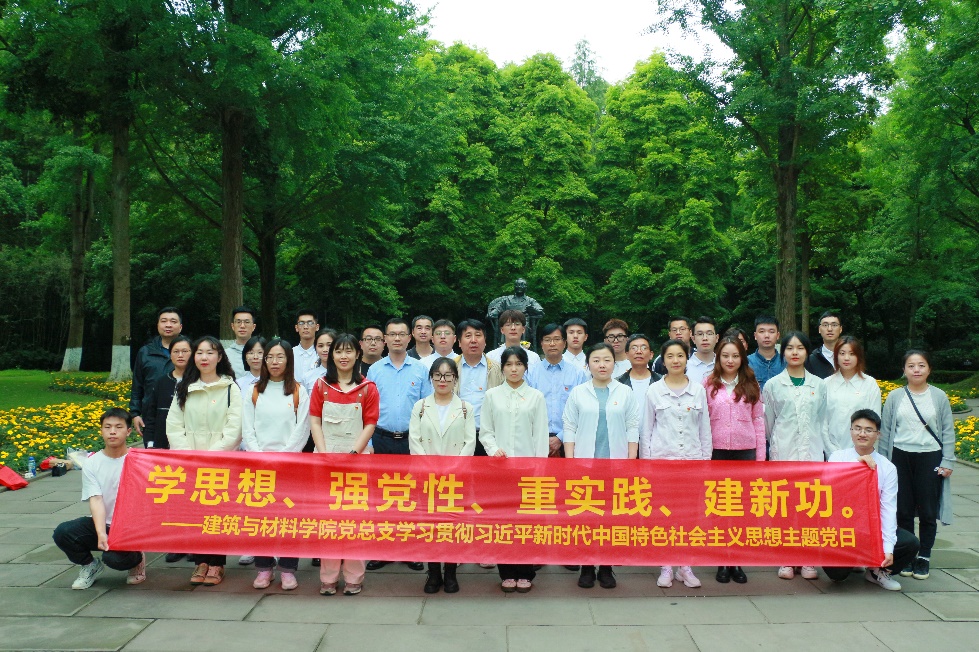 一群人在公园里描述已自动生成