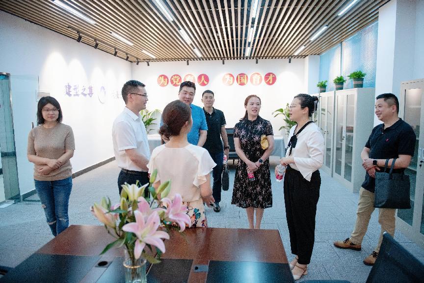 重庆市教科文卫体工会领导到校检查验收产业工会“先进职工小家”申报单位太阳成集团tyc122cc分工会3_20230614