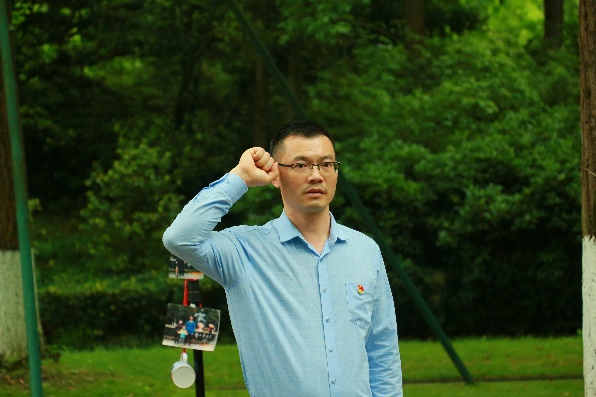 男人站在草地上描述已自动生成