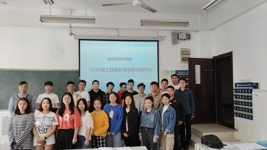 2019年毕业答辩员工合影