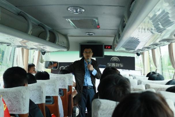 图片包含 人, 室内, 天花板, 男人描述已自动生成